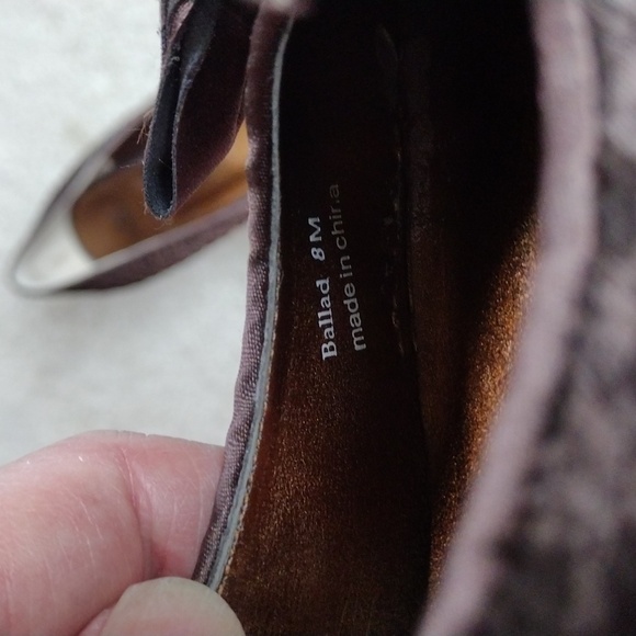 J. Renee women's dark brown satin heels. Mint condition. Size 8 - Picture 10 of 12